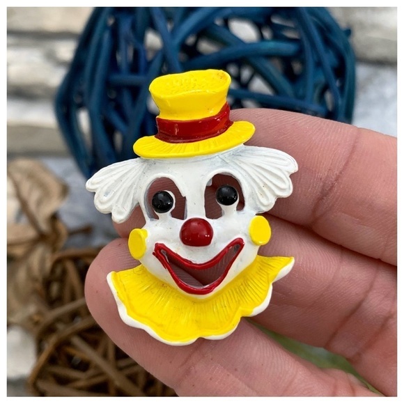 Vintage Signed Gerry’s Figural Circus Clown White Enamel Hand Painted Brooch Pin - Picture 1 of 5